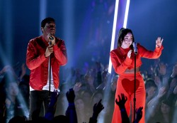 [MQ] Noah Cyrus performing with Labrinth at the iHeartRadio Music Awards - 03/05/17