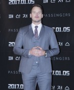 Крис Пратт, Дженнифер Лоуренс (Chris Pratt, Jennifer Lawrence) Passengers Photocall & Press Conference at CGV Theater (Seoul, 16.12.2016) (68xHQ) 1b311c536486757