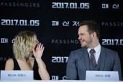 Крис Пратт, Дженнифер Лоуренс (Chris Pratt, Jennifer Lawrence) Passengers Photocall & Press Conference at CGV Theater (Seoul, 16.12.2016) (68xHQ) 97f44c536485843