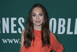 Maddie Ziegler - Signing copies of 'The Maddie Diaries' at Barnes & Noble at The Grove in Los Angeles - 2017-03-14