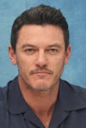 Люк Эванс (Luke Evans) The Beauty and the Beast press conference (Beverly Hills, March 5, 2017) 0dede6538701443