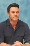 Люк Эванс (Luke Evans) The Beauty and the Beast press conference (Beverly Hills, March 5, 2017) 7d8395538701427