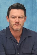 Люк Эванс (Luke Evans) The Beauty and the Beast press conference (Beverly Hills, March 5, 2017) 7e2bf4538701433