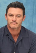 Люк Эванс (Luke Evans) The Beauty and the Beast press conference (Beverly Hills, March 5, 2017) 90d4a8538701451