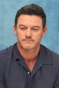 Люк Эванс (Luke Evans) The Beauty and the Beast press conference (Beverly Hills, March 5, 2017) 9bdfd5538701457