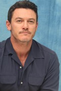 Люк Эванс (Luke Evans) The Beauty and the Beast press conference (Beverly Hills, March 5, 2017) Bb15be538701447