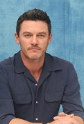 Люк Эванс (Luke Evans) The Beauty and the Beast press conference (Beverly Hills, March 5, 2017) C5f579538701439