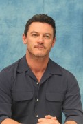 Люк Эванс (Luke Evans) The Beauty and the Beast press conference (Beverly Hills, March 5, 2017) Faf9ba538701421