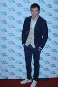 Эдди Редмэйн (Eddie Redmayne) Attend Into Film Awards in London, England, 14.03.2017 (38xHQ) 42039c538917766