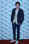 Эдди Редмэйн (Eddie Redmayne) Attend Into Film Awards in London, England, 14.03.2017 (38xHQ) 65f898538917800