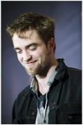 Роберт Паттинсон (Robert Pattinson) from the Brussels Press Conference - 8xHQ 727b38539510102