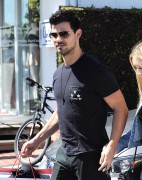 Billie Lourd and Taylor Lautner shopping at Fred Segal in Hollywood (March 23, 2017)