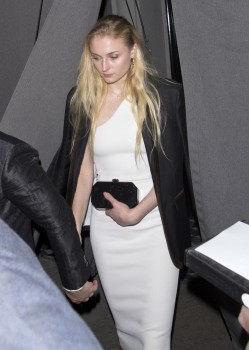 Sophie Turner Leggy – Restaurant in West Hollywood | UpskirtSTARS